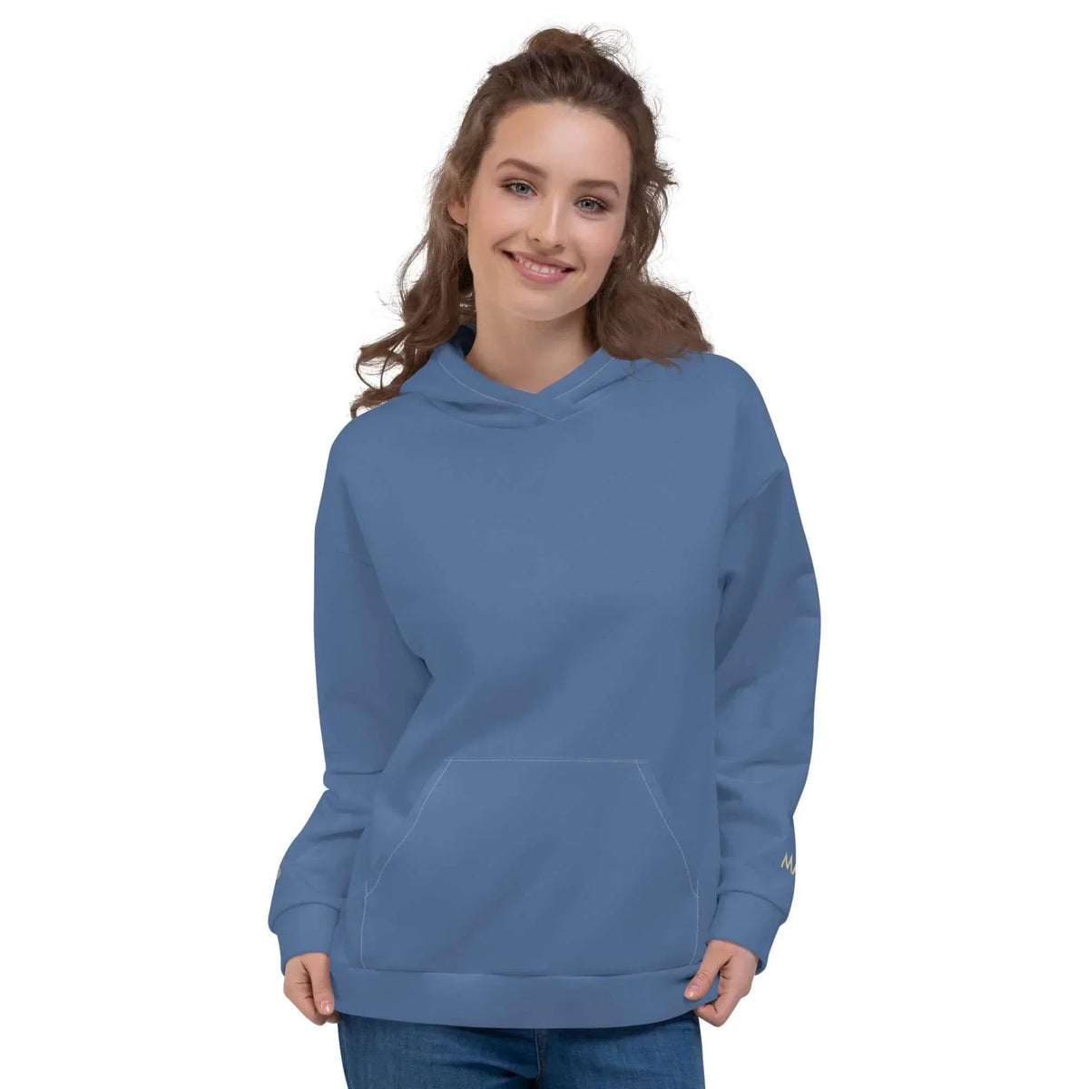 Frau trägt einen blauen CREWILD MAOB Hoodie in der Farbe Wasser
