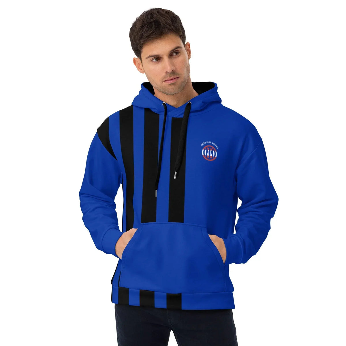 Mann trägt einen blau-schwarz gestreiften ICA Hoodie von CREWILD mit Logo auf der Brust