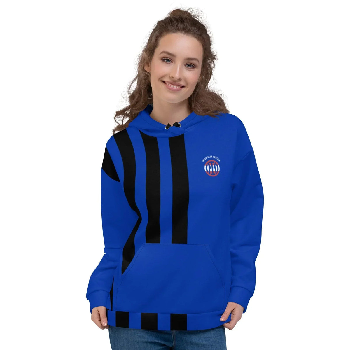 Frau trägt einen blauen CREWILD Hoodie mit schwarzen Längsstreifen und Logo