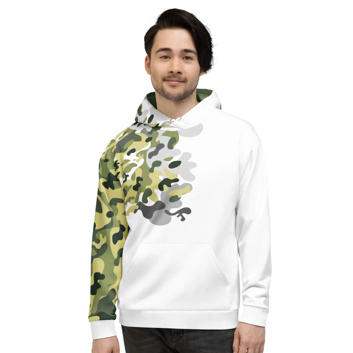 Mann trägt weißen CREWILD Premium Hoodie mit Camouflage-Muster auf einem Ärmel