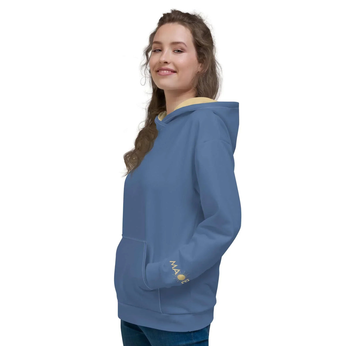 Frau in blauem MAOB Hoodie von CREWILD in der Farbe Wasser