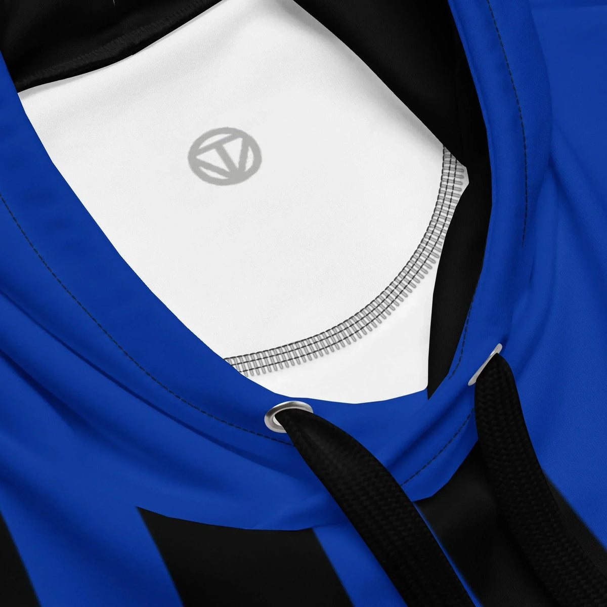 Nahaufnahme des blauen ICA Hoodies von CREWILD mit weißem Innenfutter und Logo.