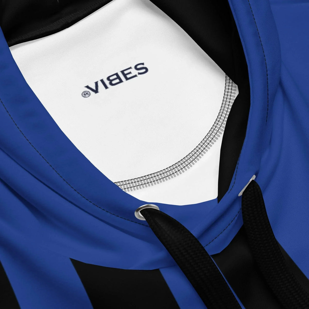 Detailansicht des Innenetiketts eines blauen CREWILD Hoodies mit VIBES-Schriftzug.