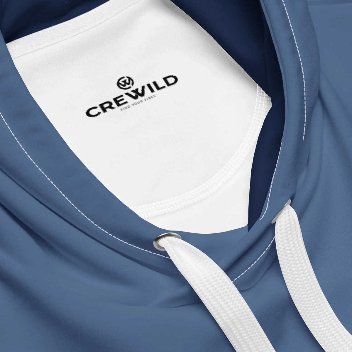 Detailansicht des blauen CREWILD Hoodies mit weißem Nackenlabel und Kordelzug.