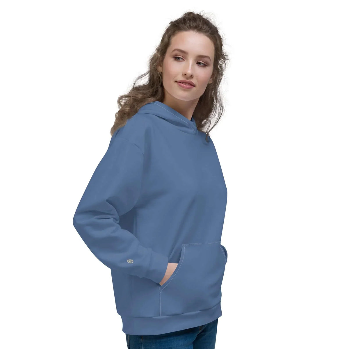 Frau in einem hellblauen CREWILD MAOB Hoodie in der Farbe Wasser