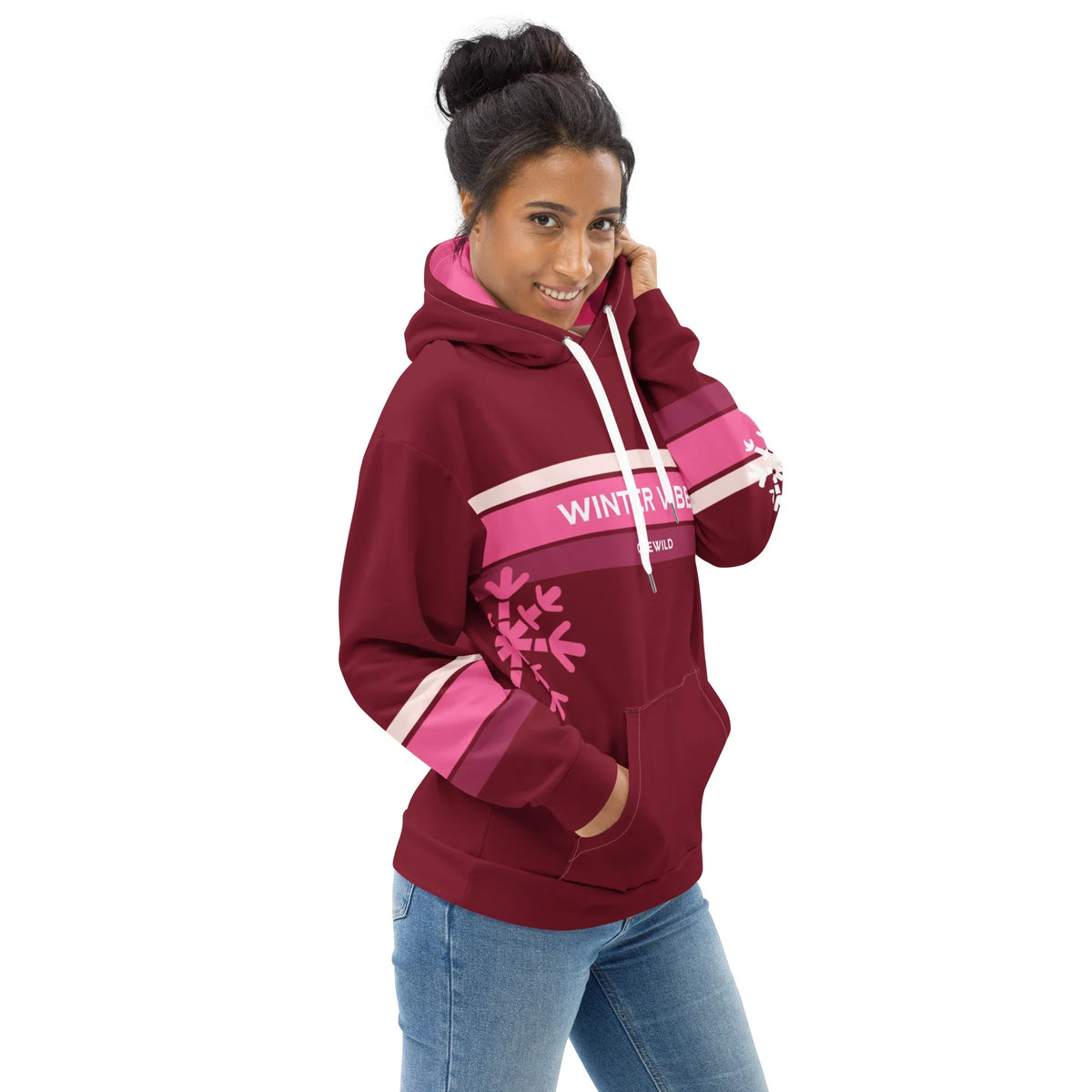 Frau trägt dunkelroten CREWILD Hoodie mit &