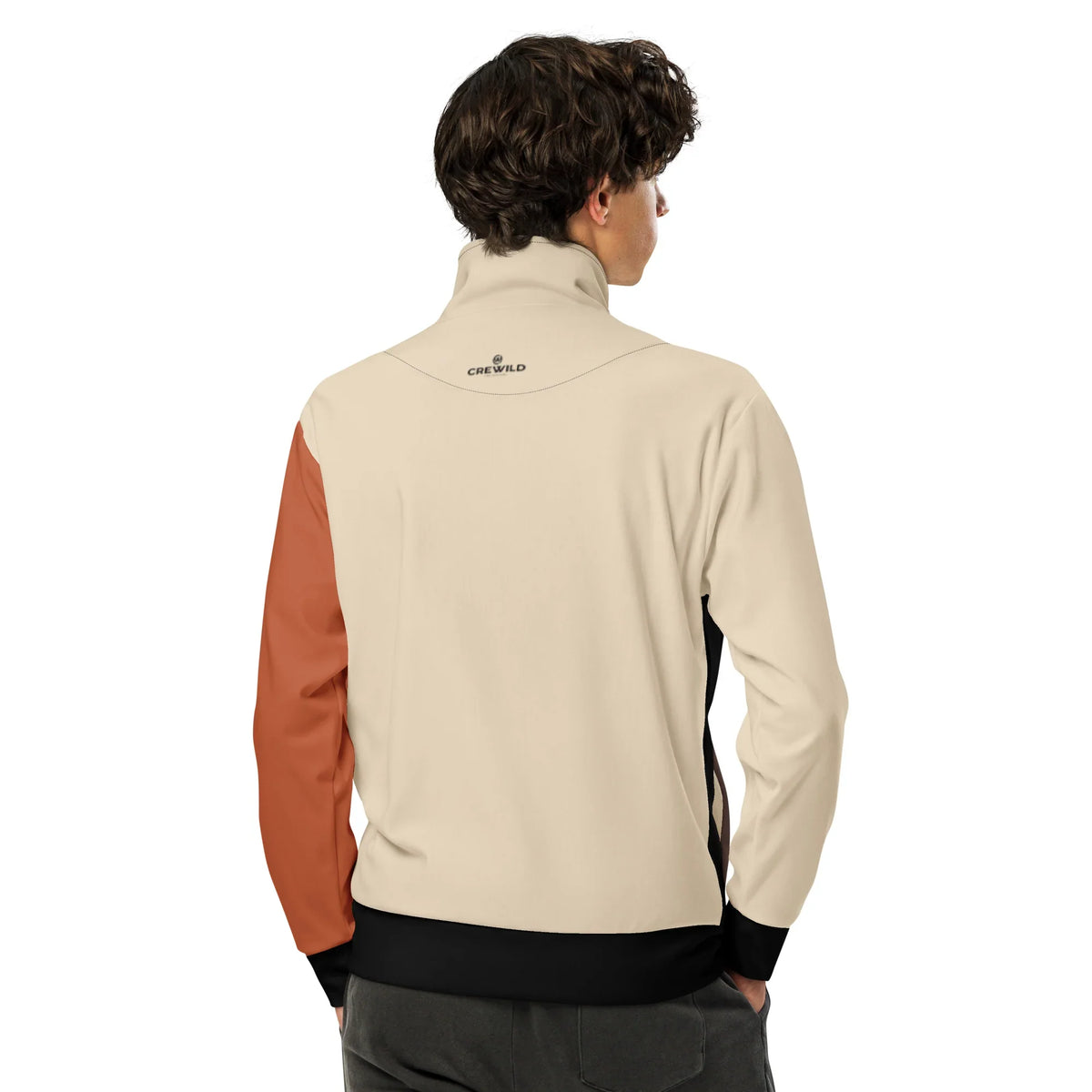 Rückansicht der CREWILD Jacke in Creme mit braunem Ärmel und schwarzem Saum für Unisex.