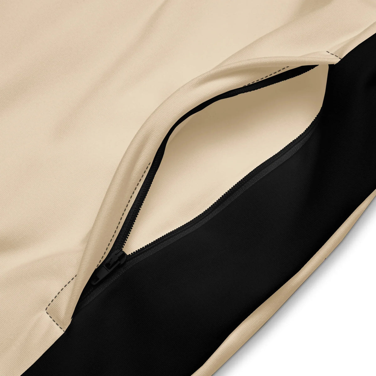 Nahaufnahme des Reißverschlusses einer cremefarbenen CREWILD Jacke mit schwarzem Innenfutter