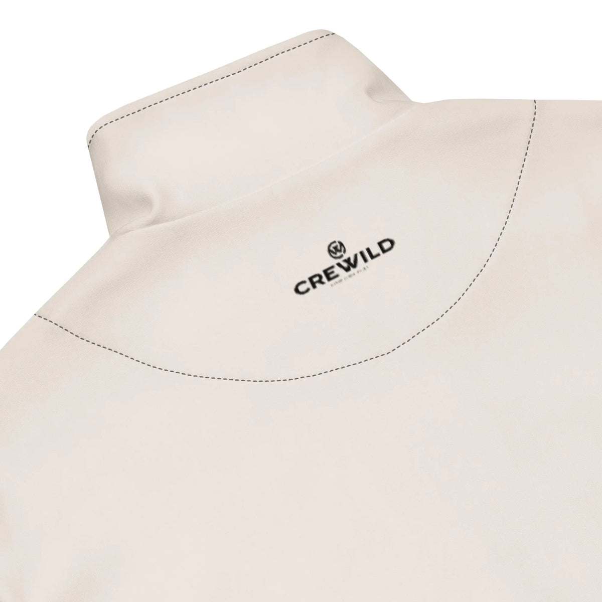 Nahaufnahme des cremefarbenen Kragens einer CREWILD Jacke mit Logo-Print.