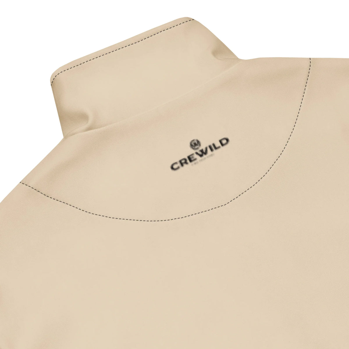 Detailansicht des Nackens einer cremefarbenen CREWILD Jacke mit Logo-Stickerei.