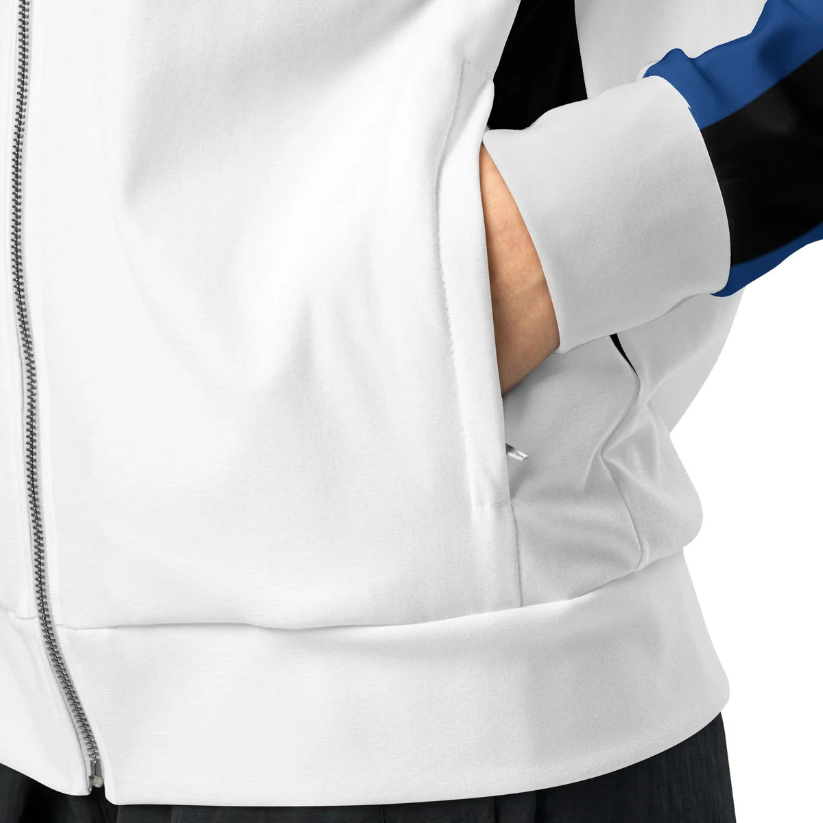 Detailansicht der weißen CREWILD ICA Trainingsjacke mit Seitentasche und Reißverschluss