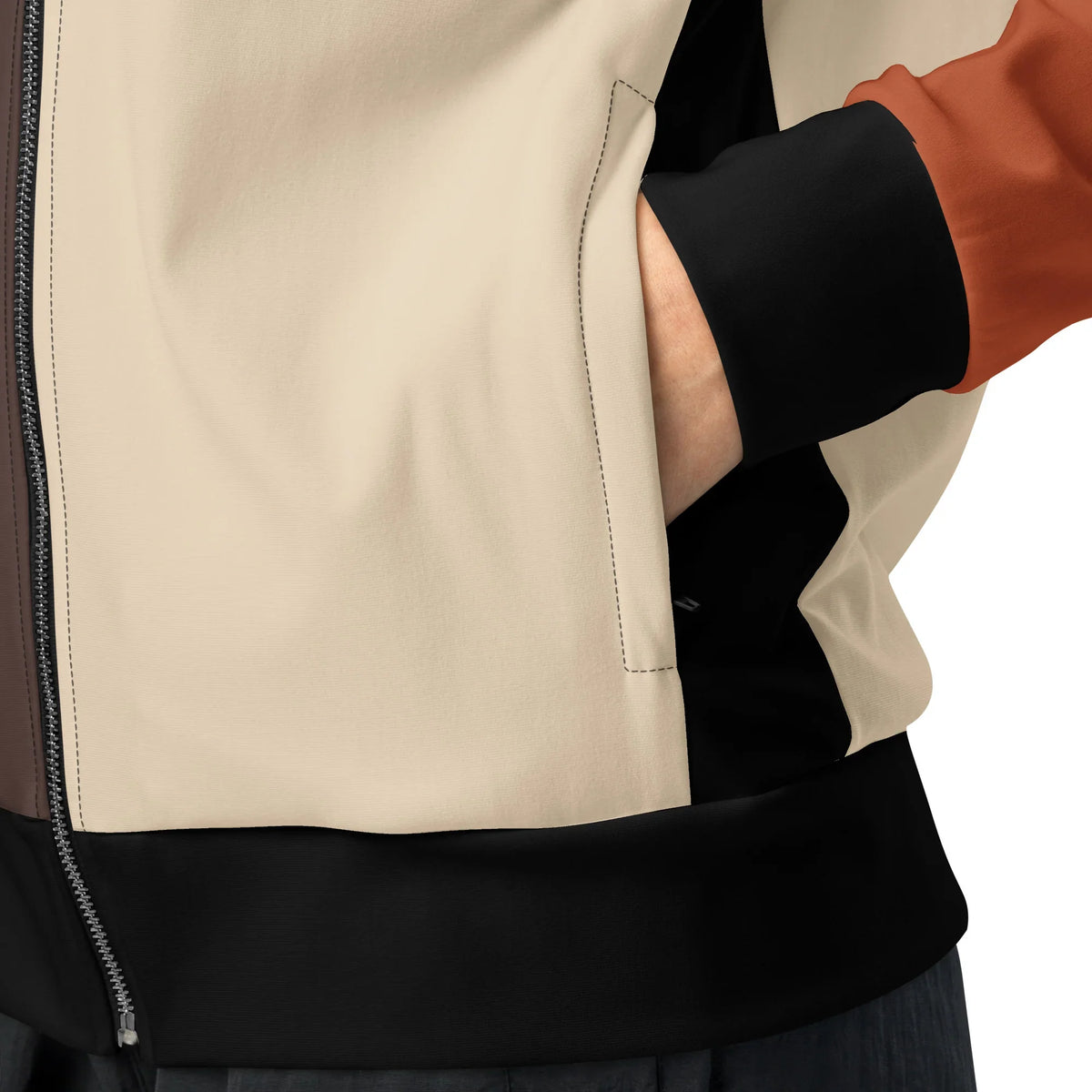 Nahaufnahme der cremefarbenen CREWILD Jacke mit Hand in der Seitentasche