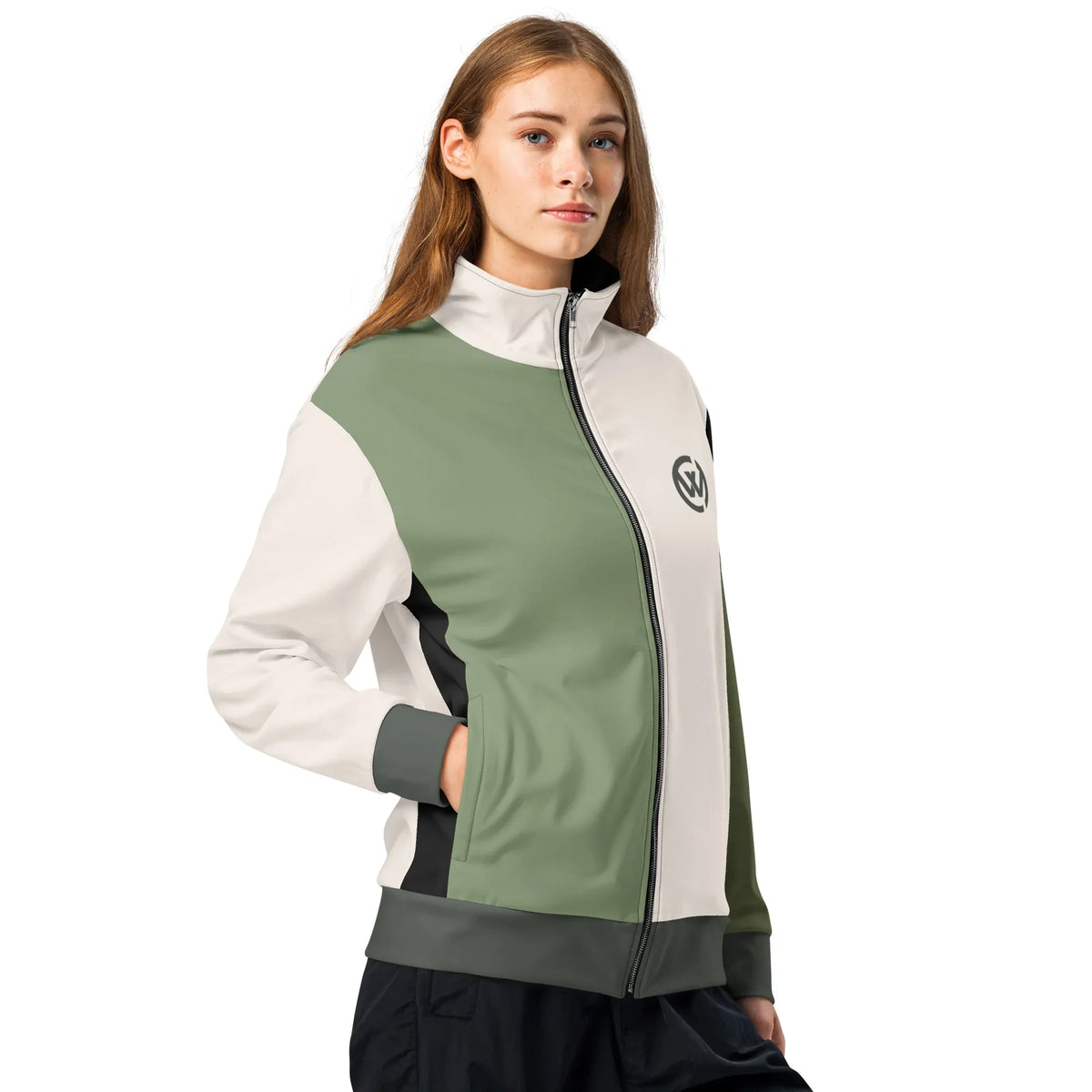Frau in einer CREWILD Unisex Jacke in den Farben Creme und Grün.