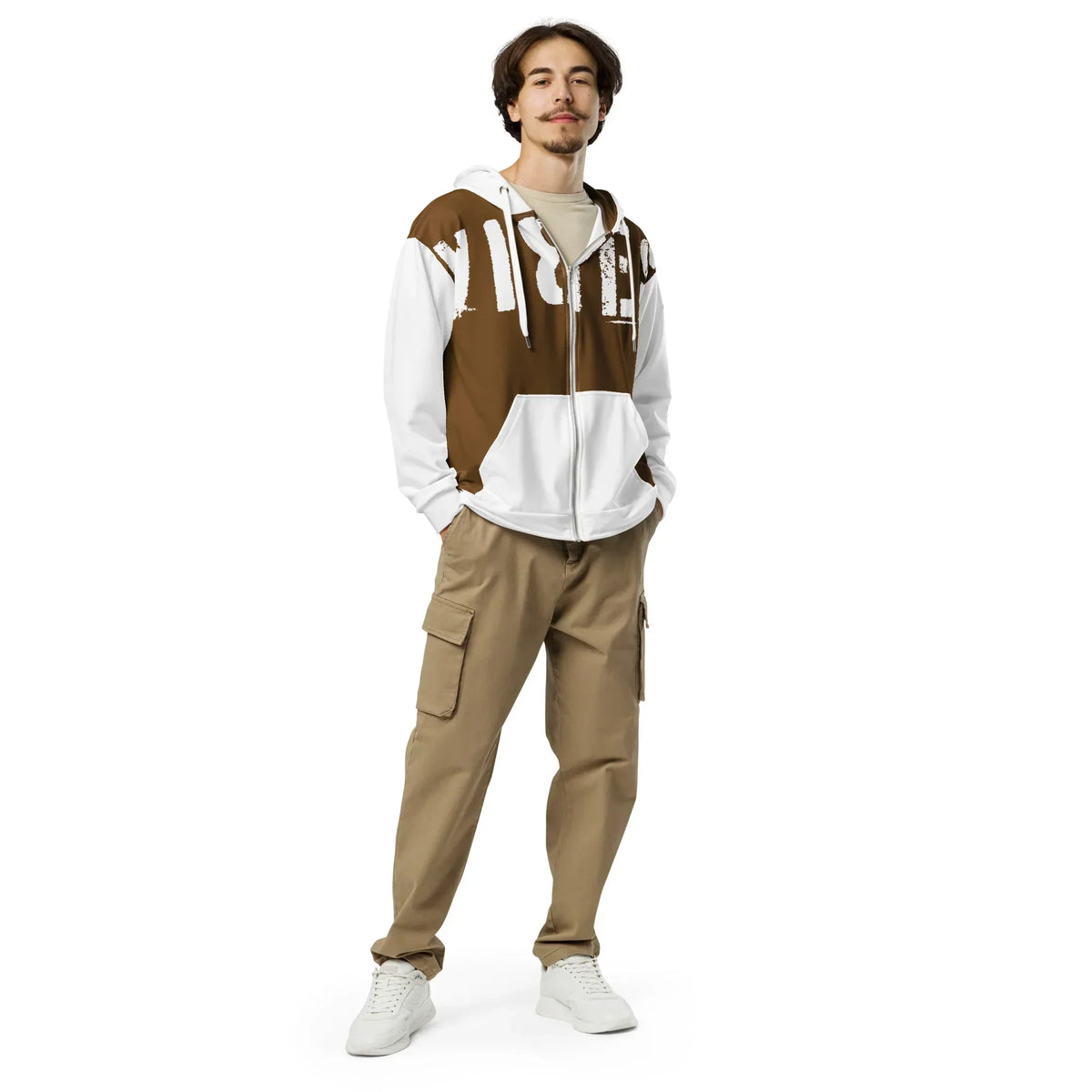 Mann trägt den CREWILD Zip-Hoodie in Braun-Weiß mit Cargo-Hose und weißen Sneakern.