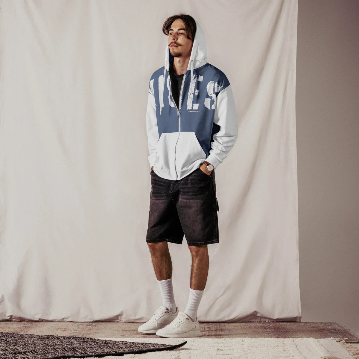 Mann trägt den CREWILD Zip-Hoodie VIBES 2 in Mittelblau und Weiß mit schwarzen Shorts.