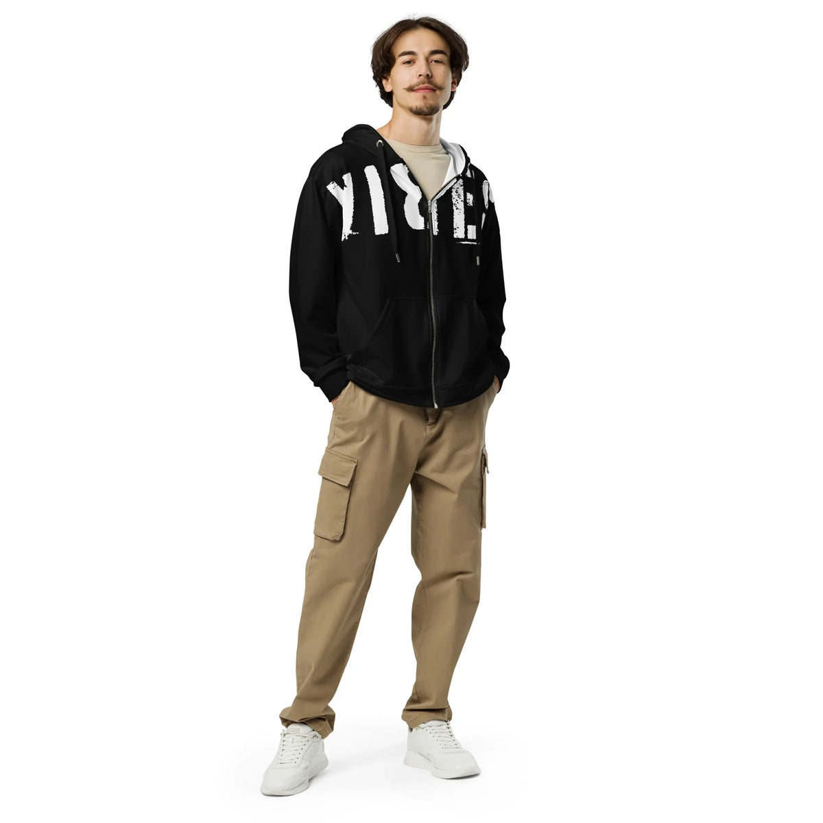 Mann in schwarzem Hoodie mit weißem Print und beigen Cargo-Hosen