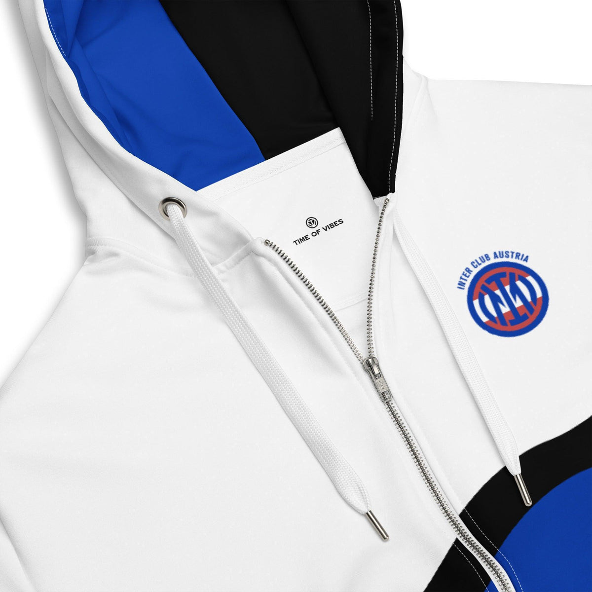 Nahaufnahme des weißen CREWILD ICA Zip Hoodies mit blauem und schwarzem Design-Akzent.