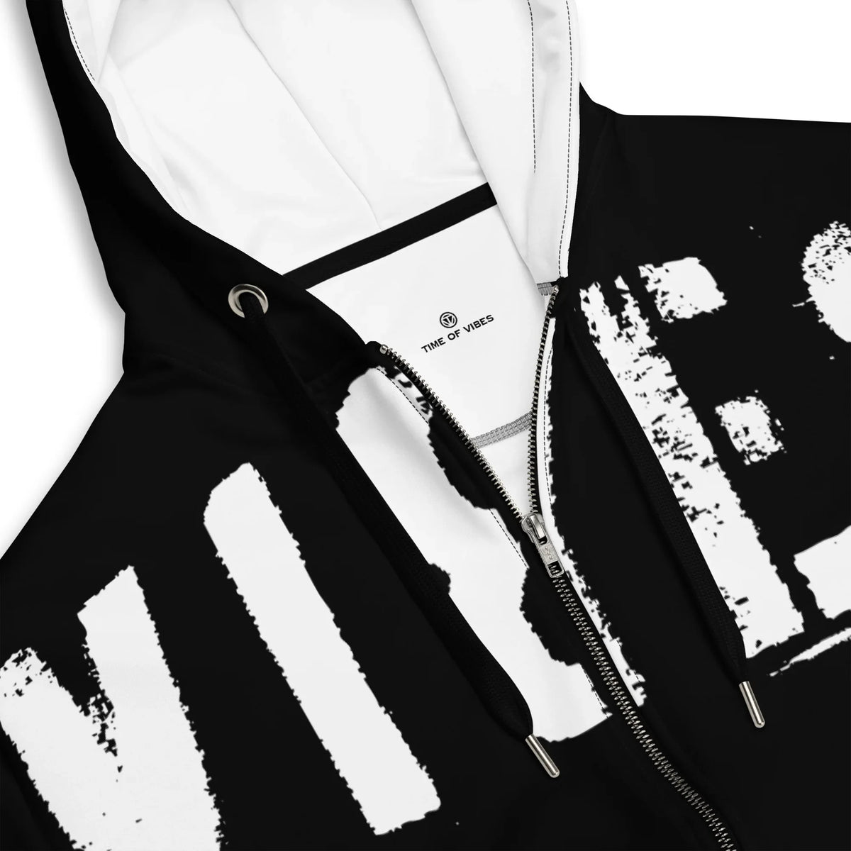 Schwarzer Hoodie mit weißem Print und Kapuze im Detail.