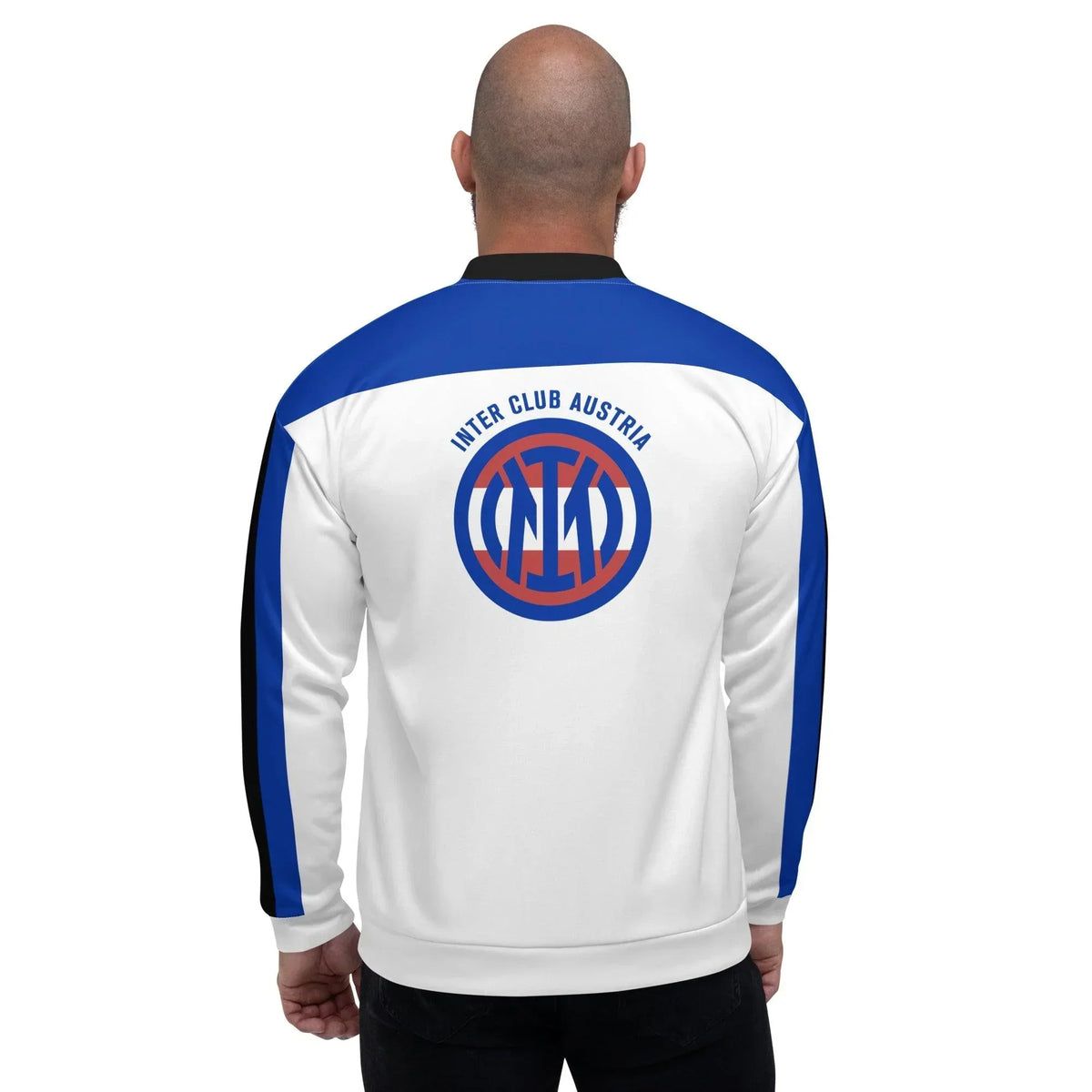 Rückansicht der weißen CREWILD Trainingsjacke mit Inter Club Austria Logo
