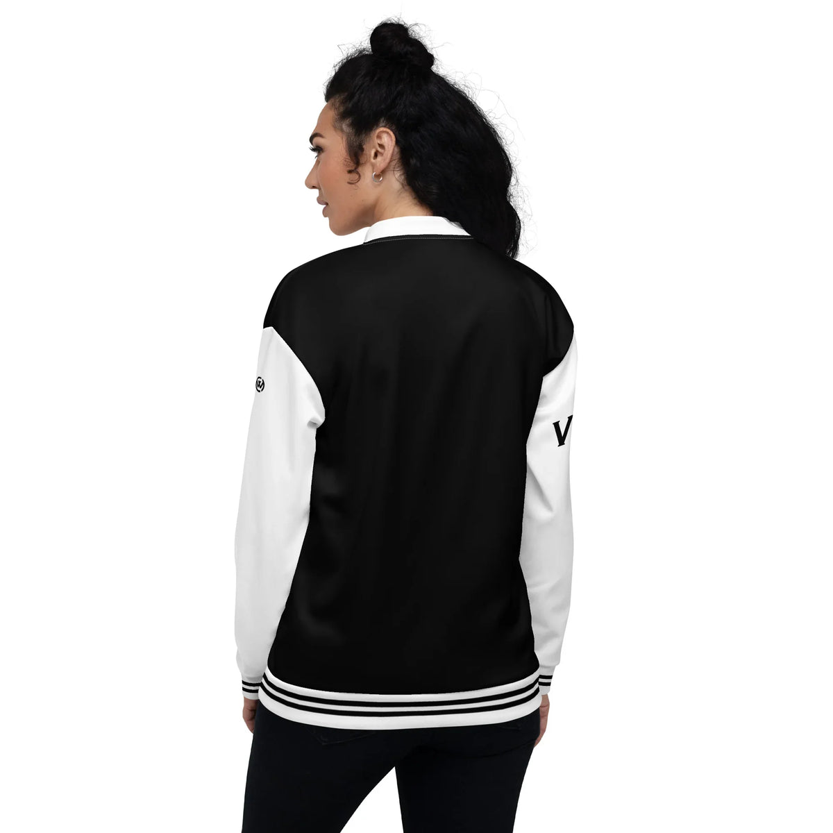 Rückansicht einer Frau in einer schwarz-weißen CREWILD Collegejacke GOOD-VIBES