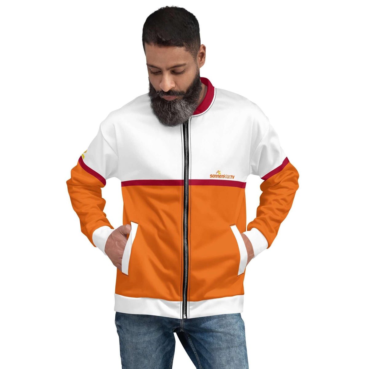 Mann trägt eine weiß-orangefarbene Bomberjacke mit Sonnenklar.TV Logo