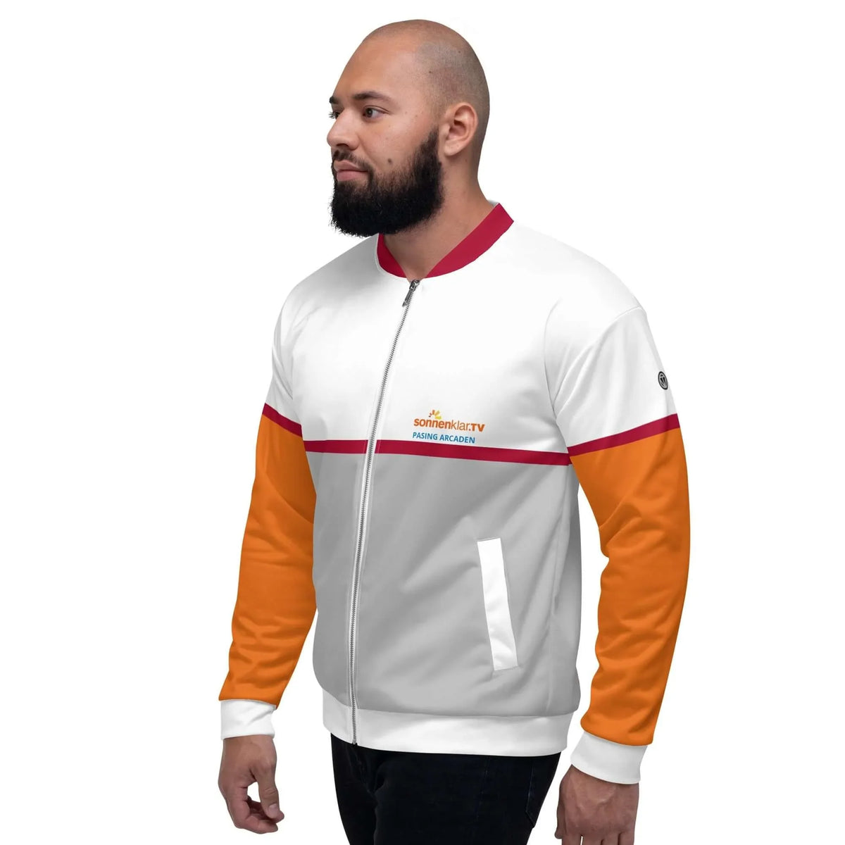 Mann trägt eine weiß-graue Bomberjacke mit orangefarbenen Ärmeln und Logo-Aufdruck.