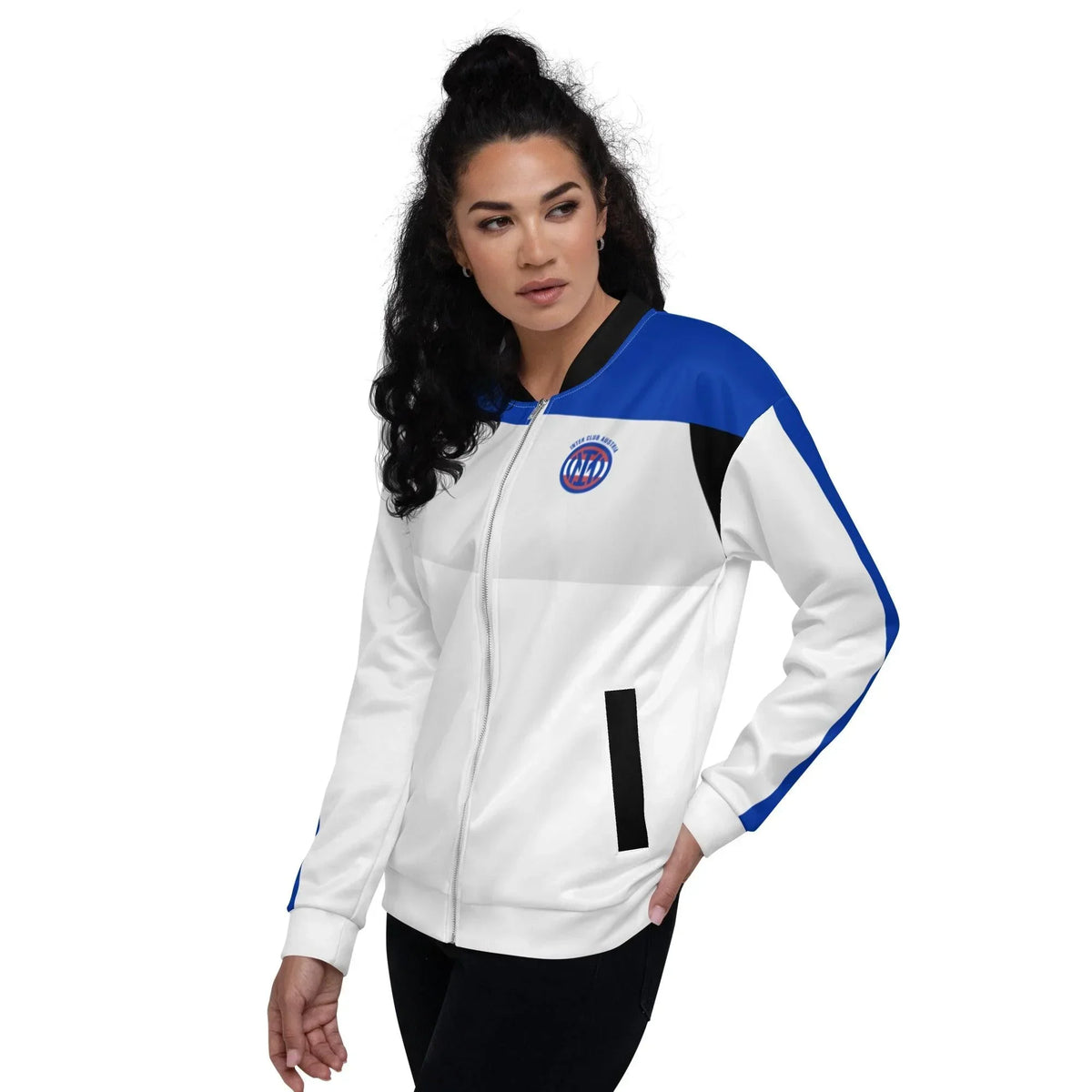 Frau trägt eine weiß-blaue ICA Trainingsjacke von CREWILD mit Logo auf der Brust.