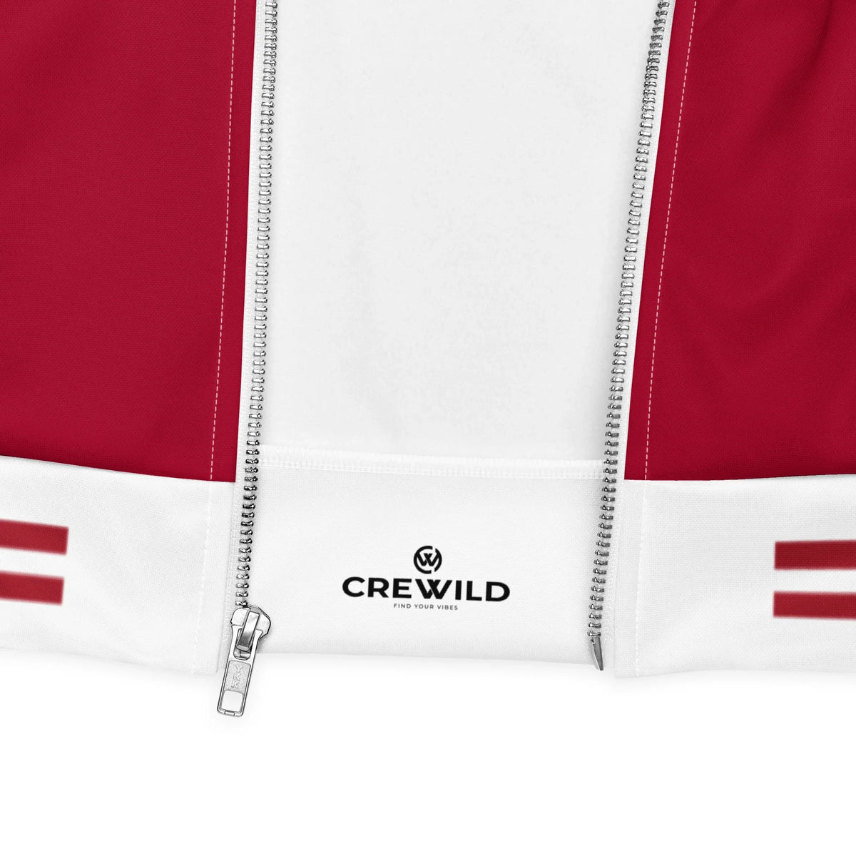 Nahaufnahme der rot-weißen CREWILD Collegejacke mit Reißverschluss und Markenlogo