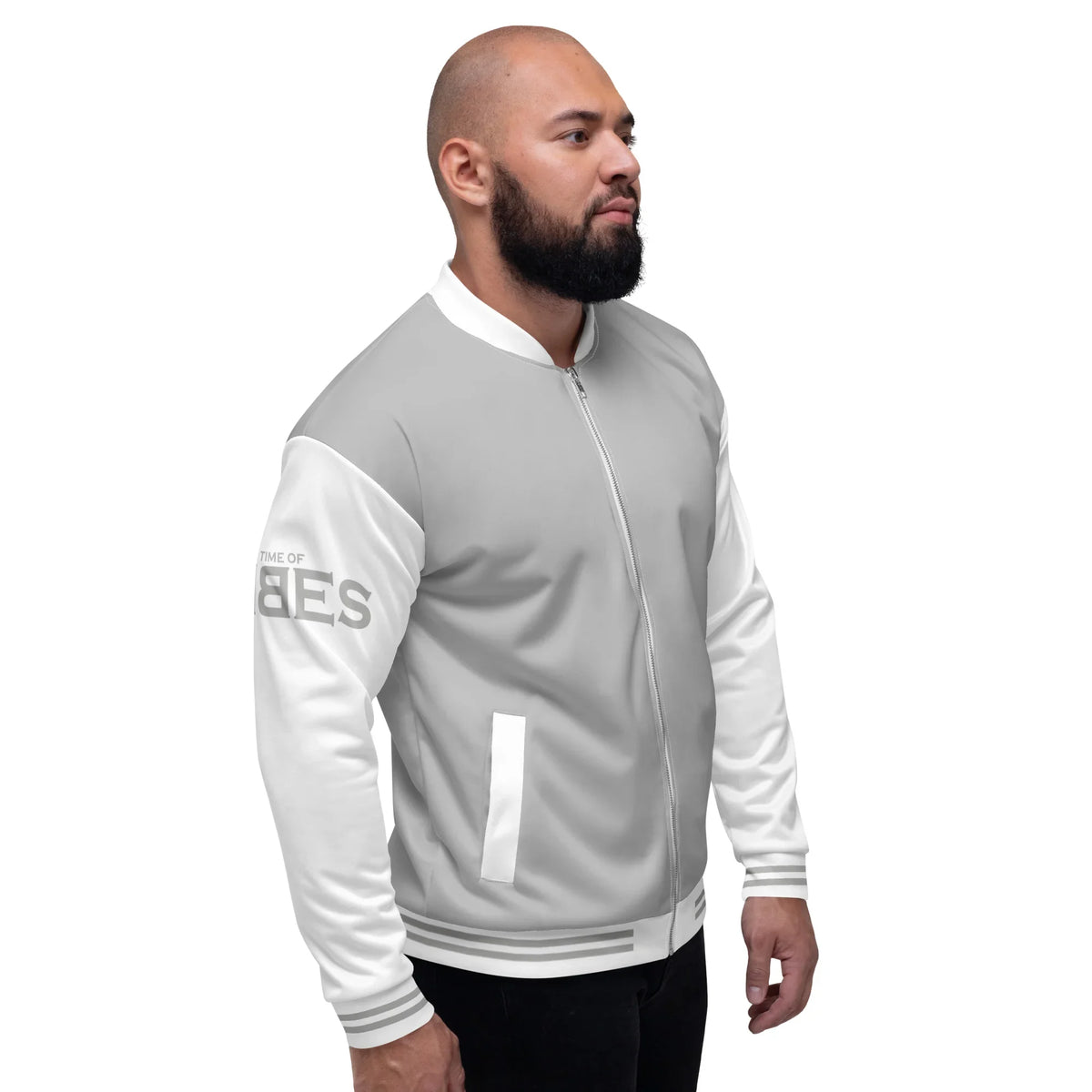 Mann trägt eine CREWILD Collegejacke in Silbergrau und Weiß mit Aufdruck auf dem Ärmel.