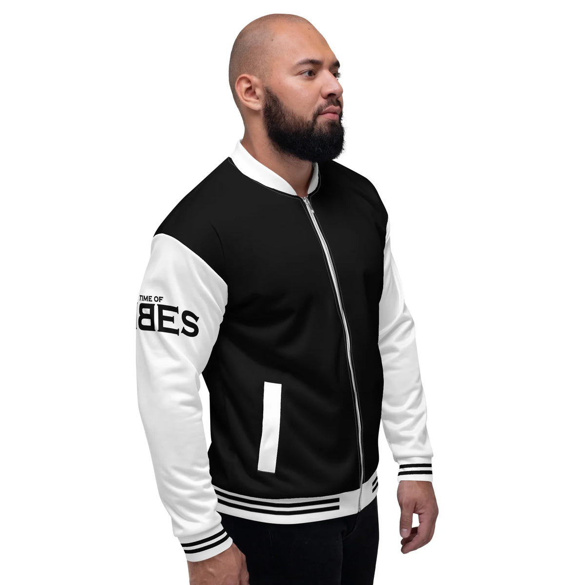 Mann in einer schwarz-weißen CREWILD Collegejacke mit Schriftzug auf dem Ärmel.