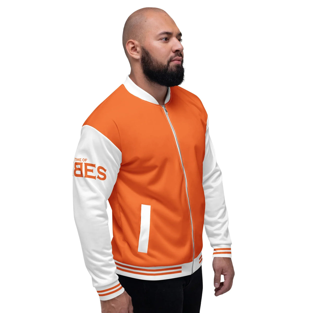 Mann trägt eine orange-weiße CREWILD Collegejacke mit Schriftzug auf dem Ärmel.