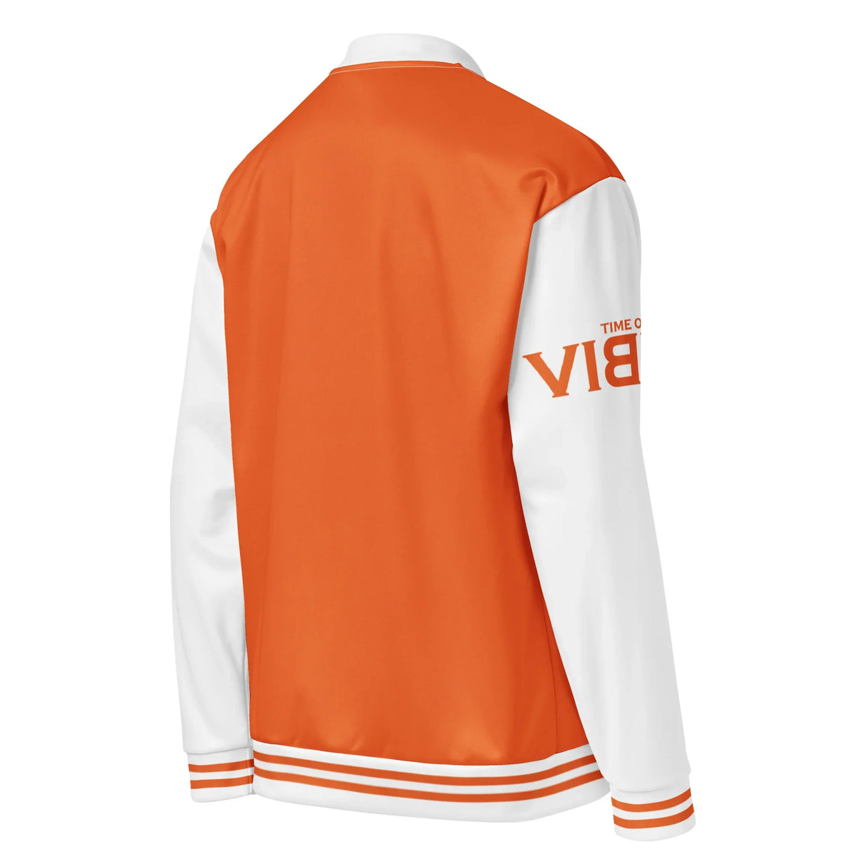 Rückansicht der CREWILD Collegejacke in Orange und Weiß mit Logo-Print am Ärmel