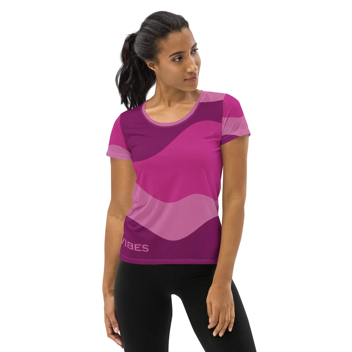 Frau im CREWILD Sportshirt für Damen in Pink mit abstraktem Wellenmuster