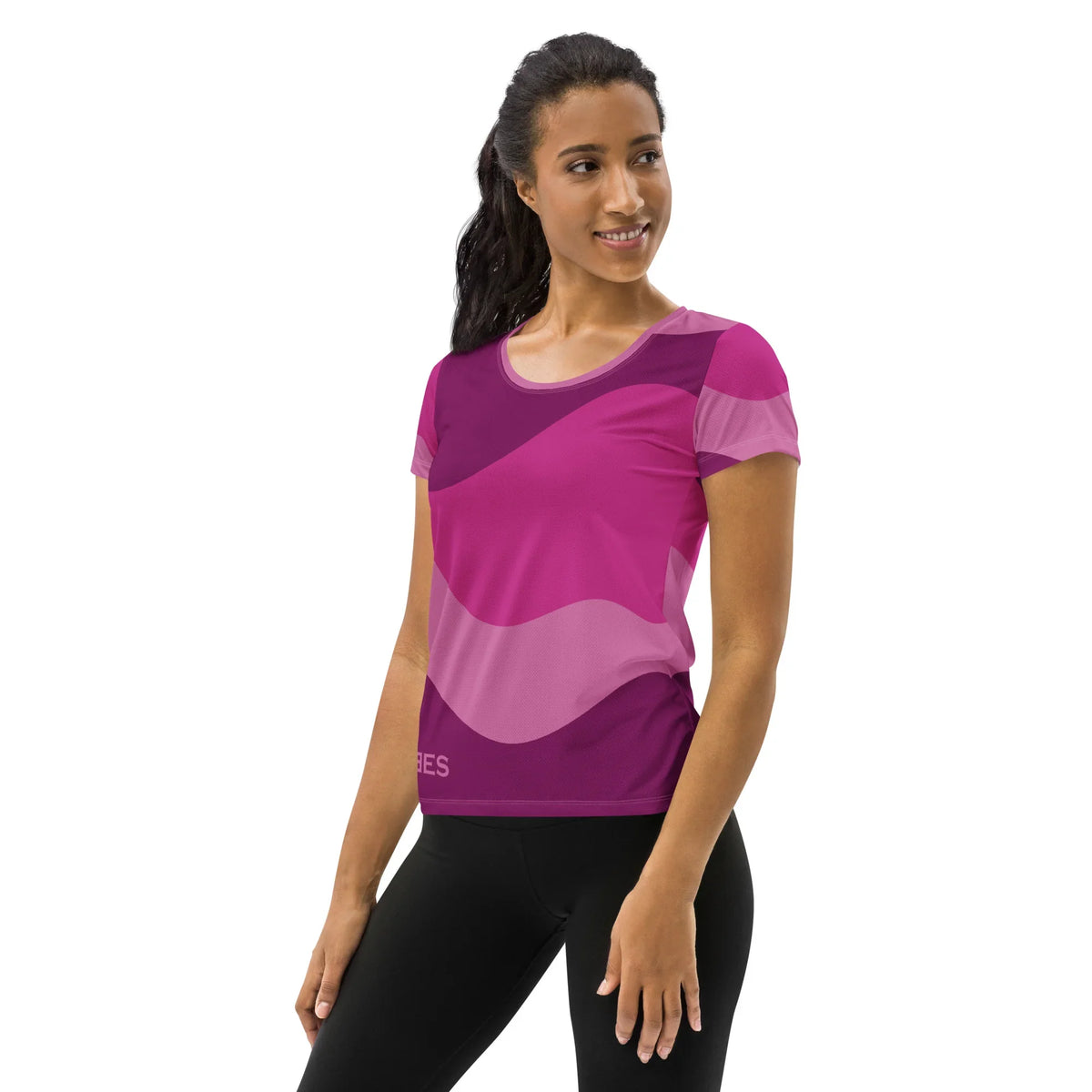 Frau trägt CREWILD Sportshirt für Damen in Pink mit abstraktem Wellendesign