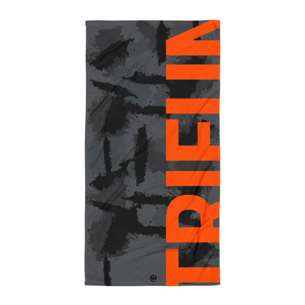 Graues CREWILD TRIFUN Handtuch mit abstrakten Mustern und orangefarbenem Schriftzug.
