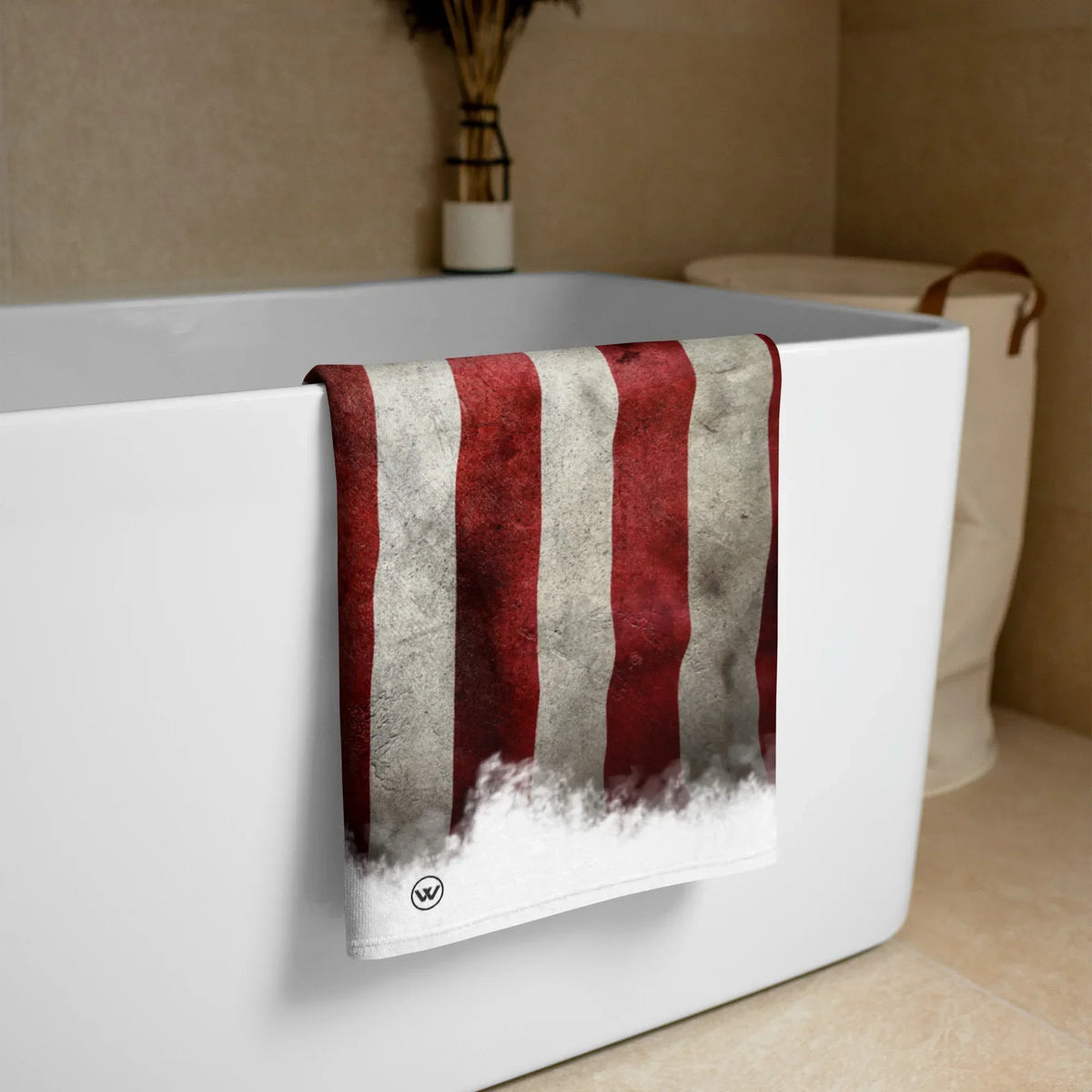 CREWILD Strandtuch mit USA-Flaggen-Design über einem weißen Badewannenrand