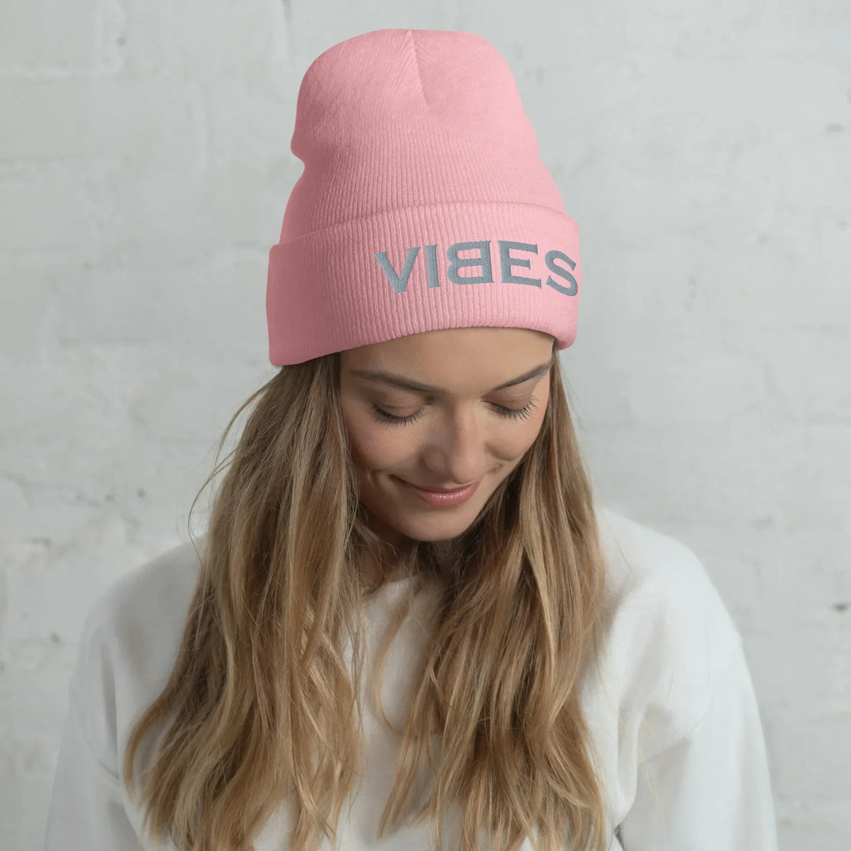 Frau mit rosa CREWILD Beanie Mütze mit grauem VIBES Stickerei-Schriftzug