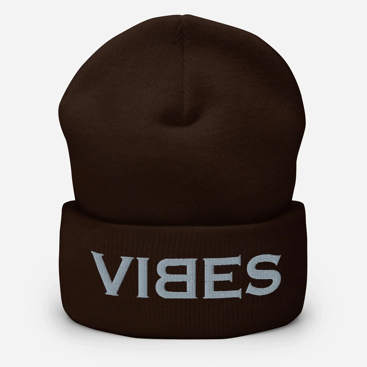 Braune CREWILD Beanie Mütze mit grauem VIBES Stick auf dem Umschlag