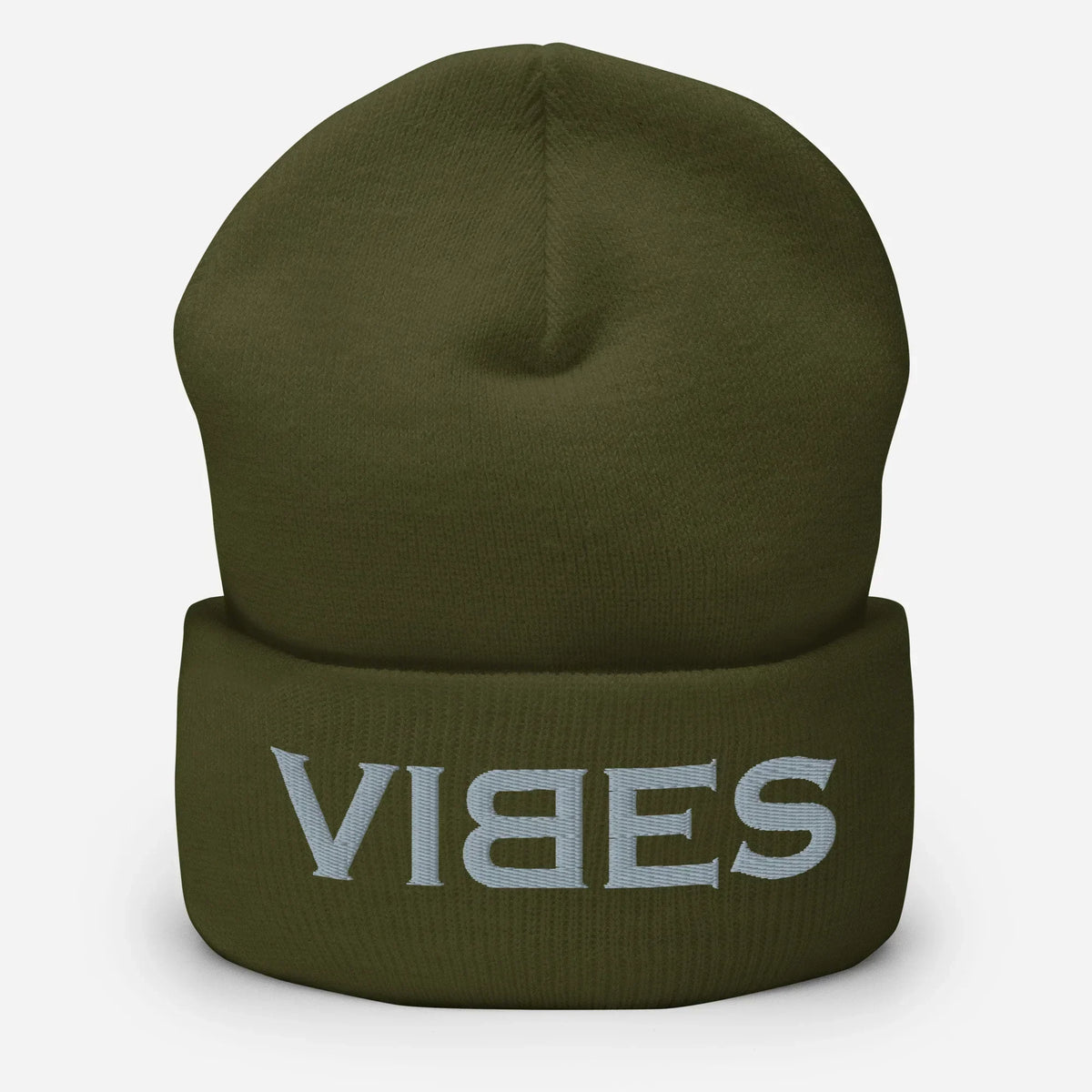 Olivgrüne CREWILD Beanie-Mütze mit grauem VIBES-Stick auf dem Umschlag