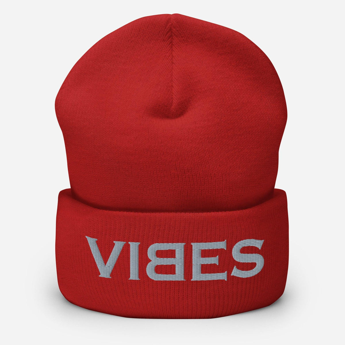 Rote CREWILD Beanie-Mütze mit grauem VIBES-Stickerei-Schriftzug auf dem Umschlag.
