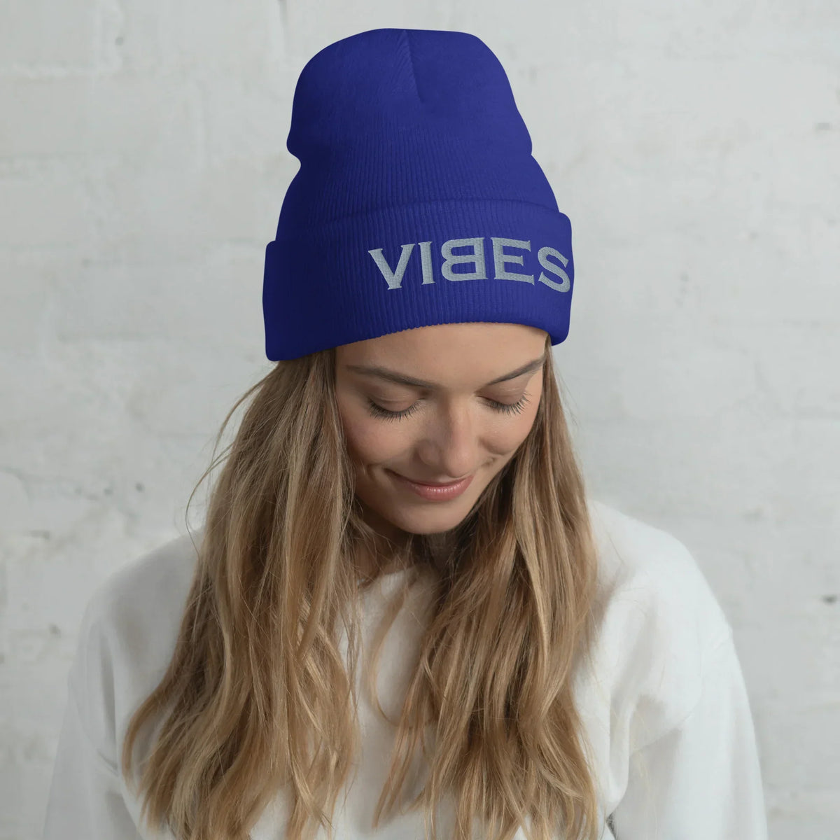 Frau mit blauer CREWILD Beanie Mütze mit grauem VIBES-Stick