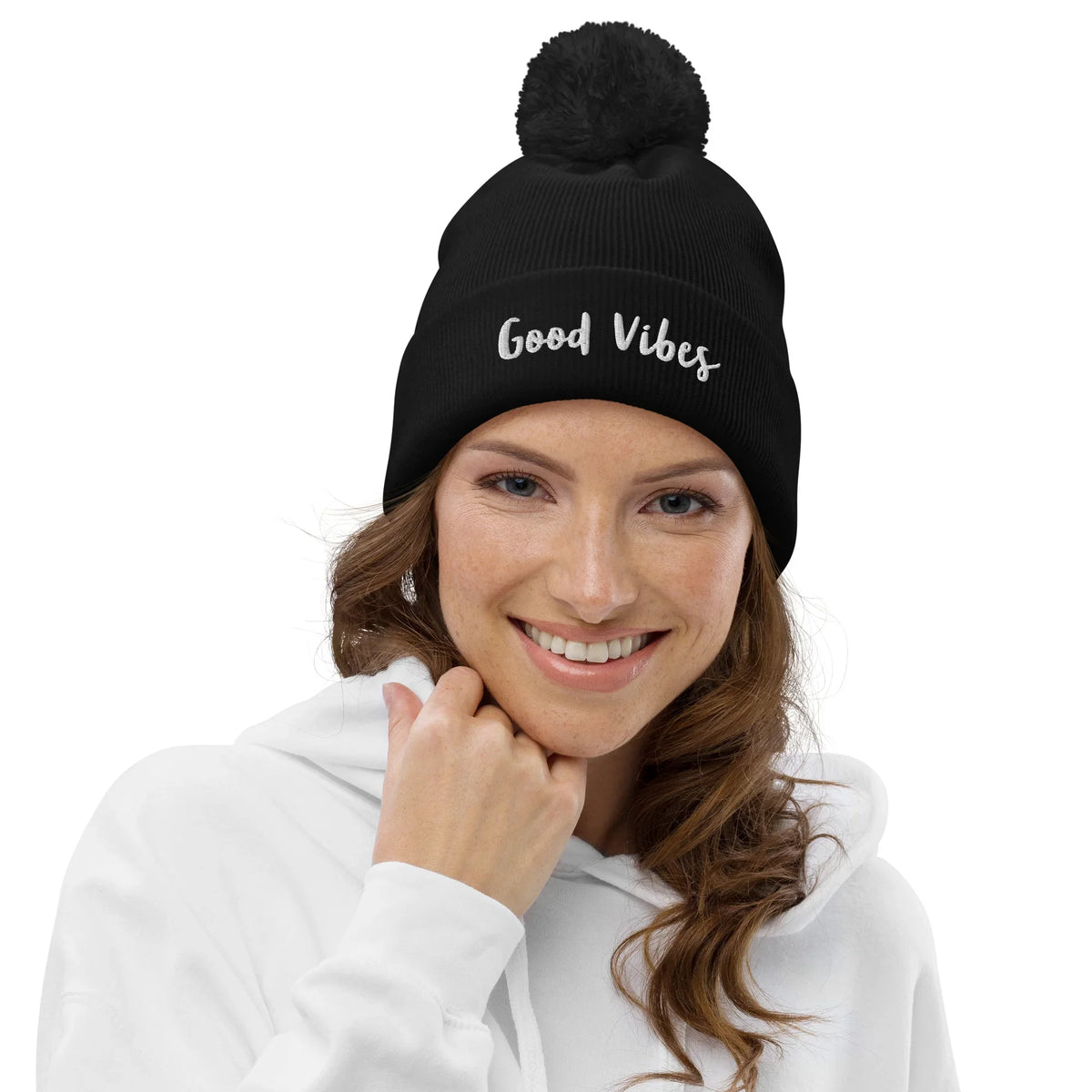 Frau mit einem schwarzen CREWILD Bommel-Beanie mit dem weißen Aufdruck &