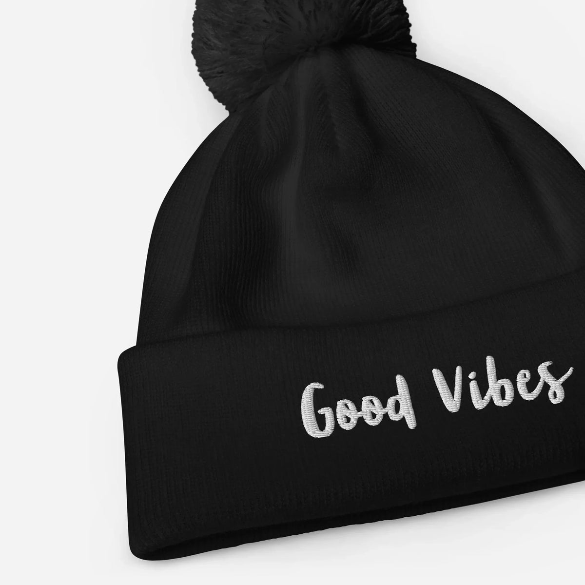 Schwarze CREWILD Bommel-Beanie mit weißem &