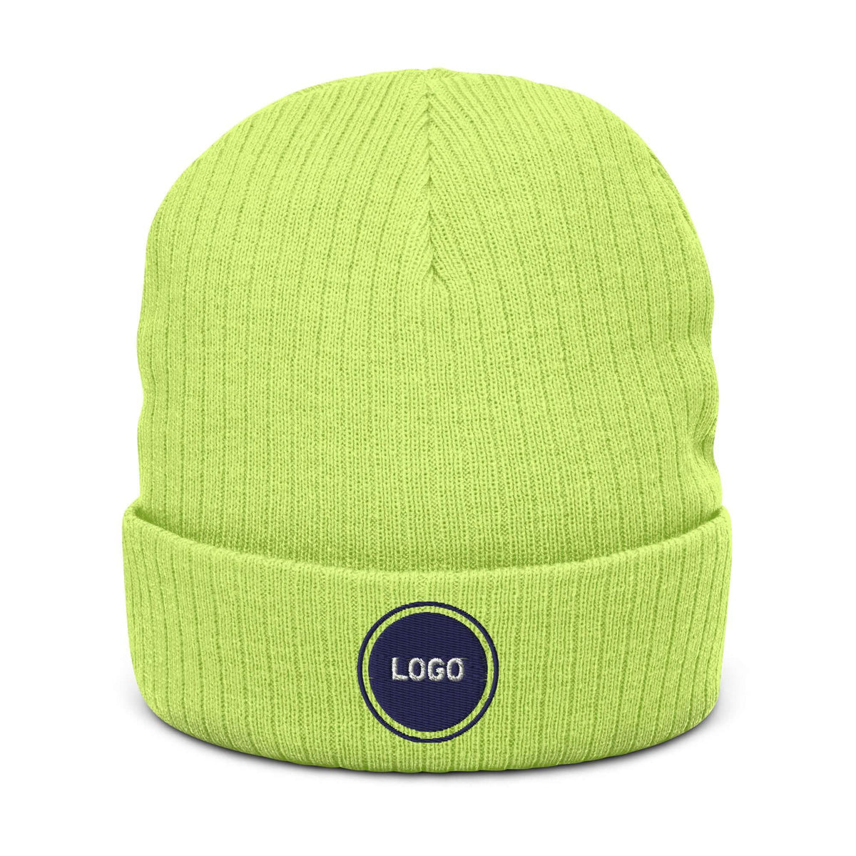 Hellgrüne Beanie-Mütze mit personalisierbarem Logo-Patch für individuelle Designs.