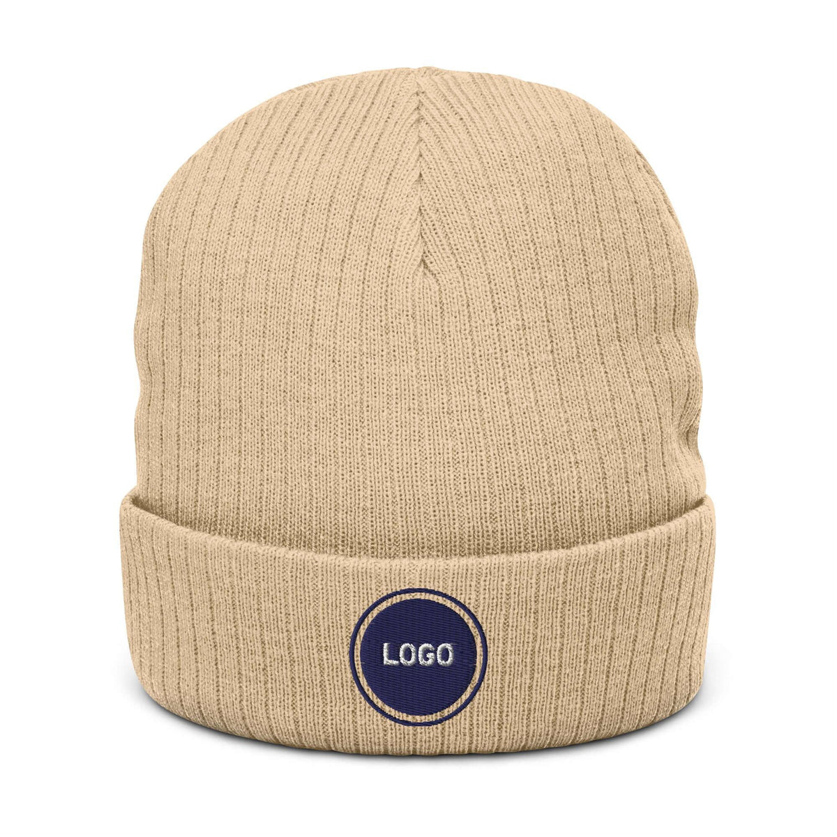 Beigefarbene Strickmütze mit personalisierbarem Logo-Patch auf dem Umschlag