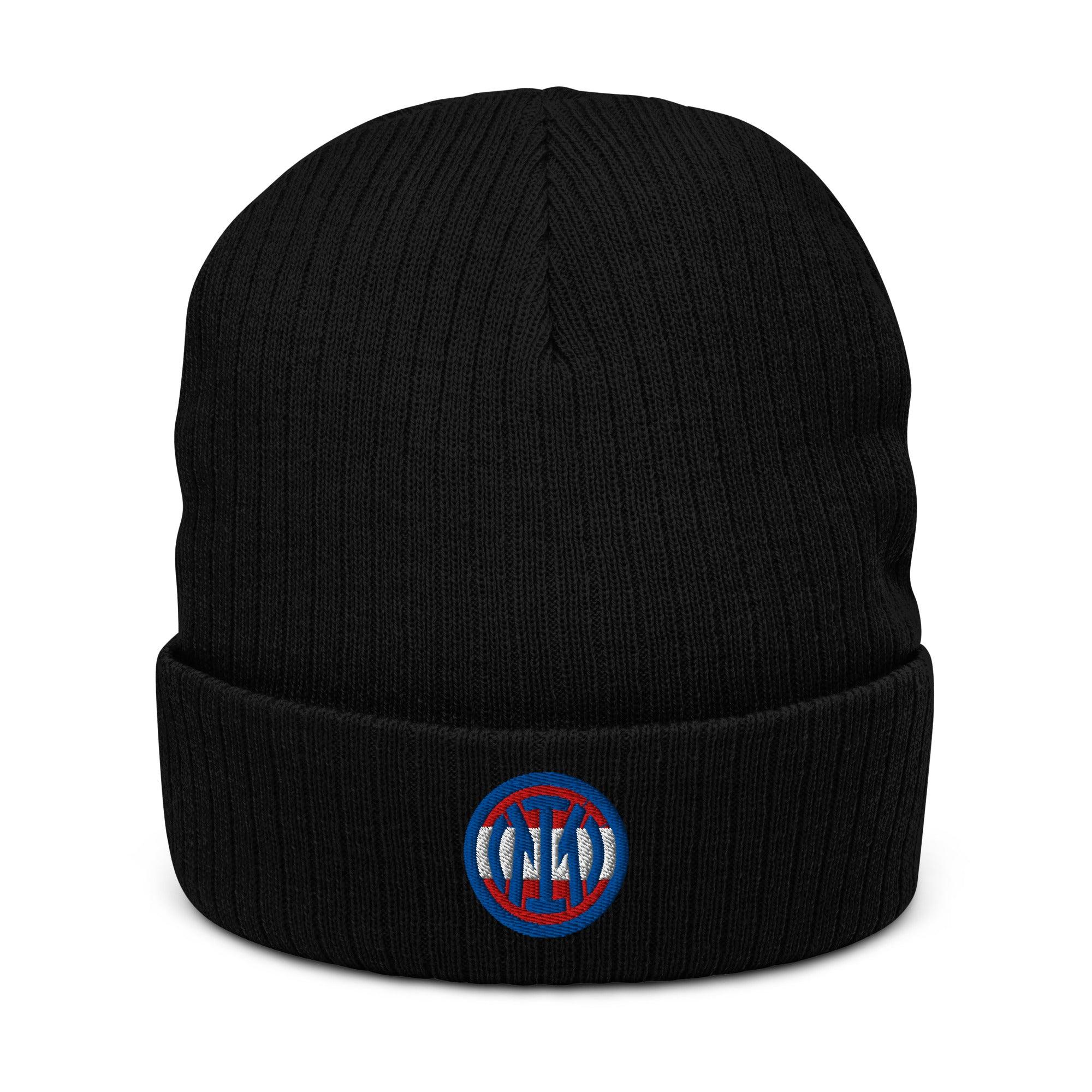 Schwarze Unisex Beanie Mütze von CREWILD mit rundem rot-blau-weißem Logo-Patch.