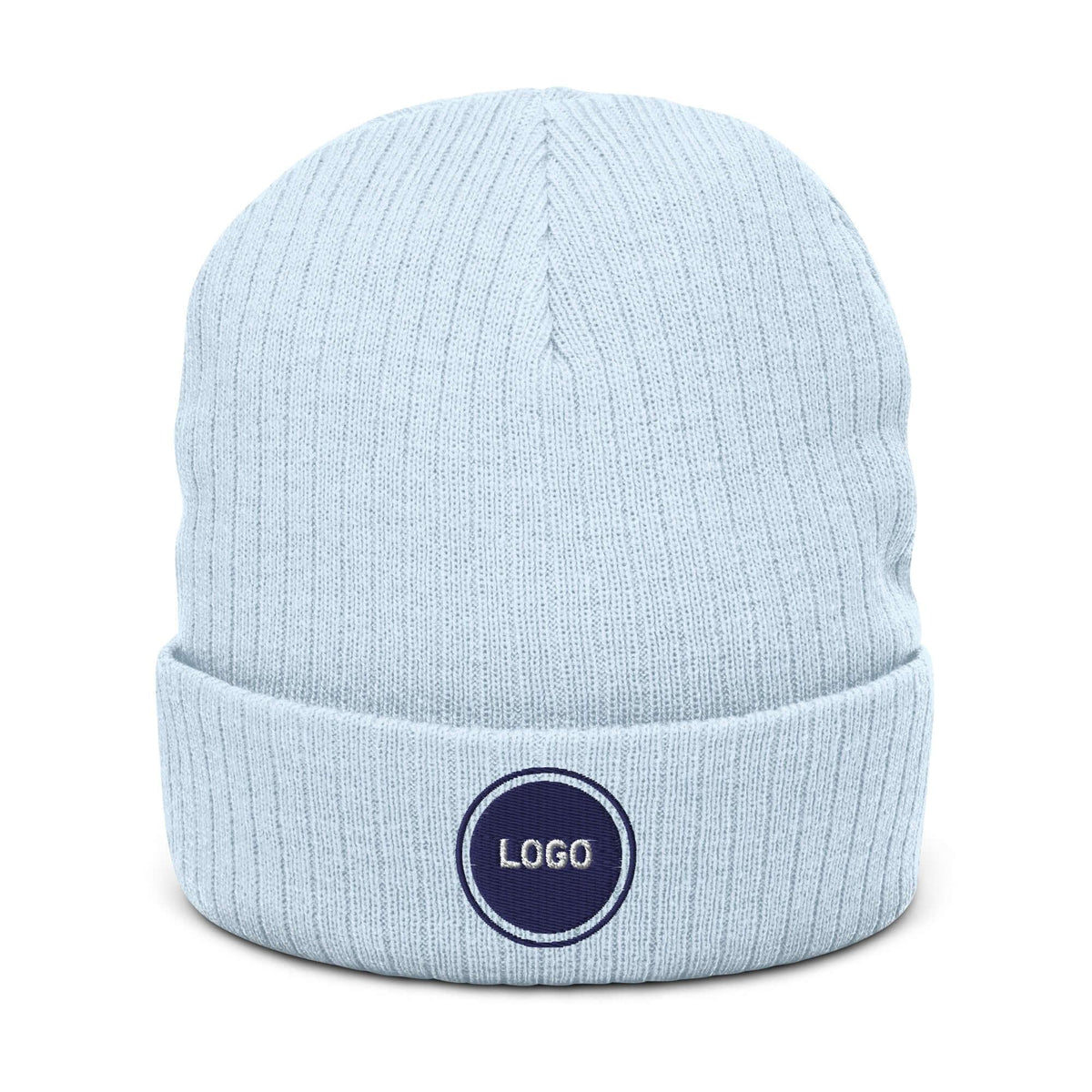 Hellblaue Strickmütze mit personalisierbarem Logo-Patch auf dem Umschlag