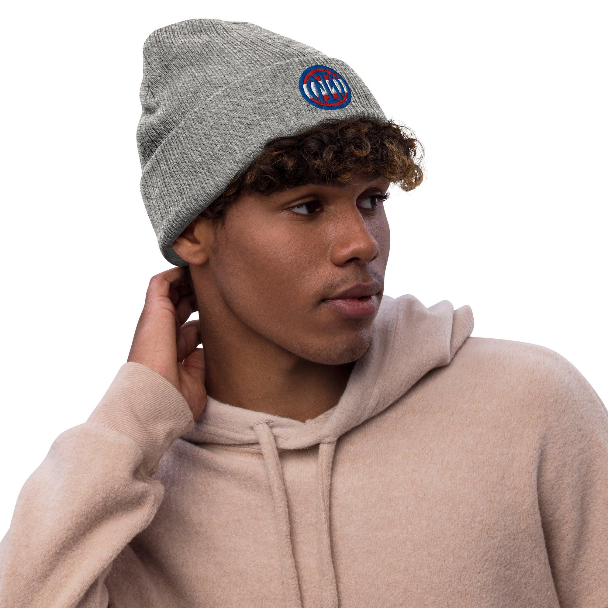 Mann mit grauem CREWILD Beanie und beigem Hoodie vor weißem Hintergrund
