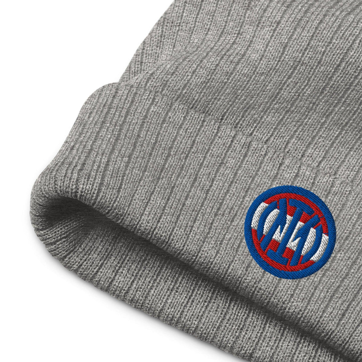Graue CREWILD Beanie Mütze mit rundem blau-rot-weißem Logo-Stick
