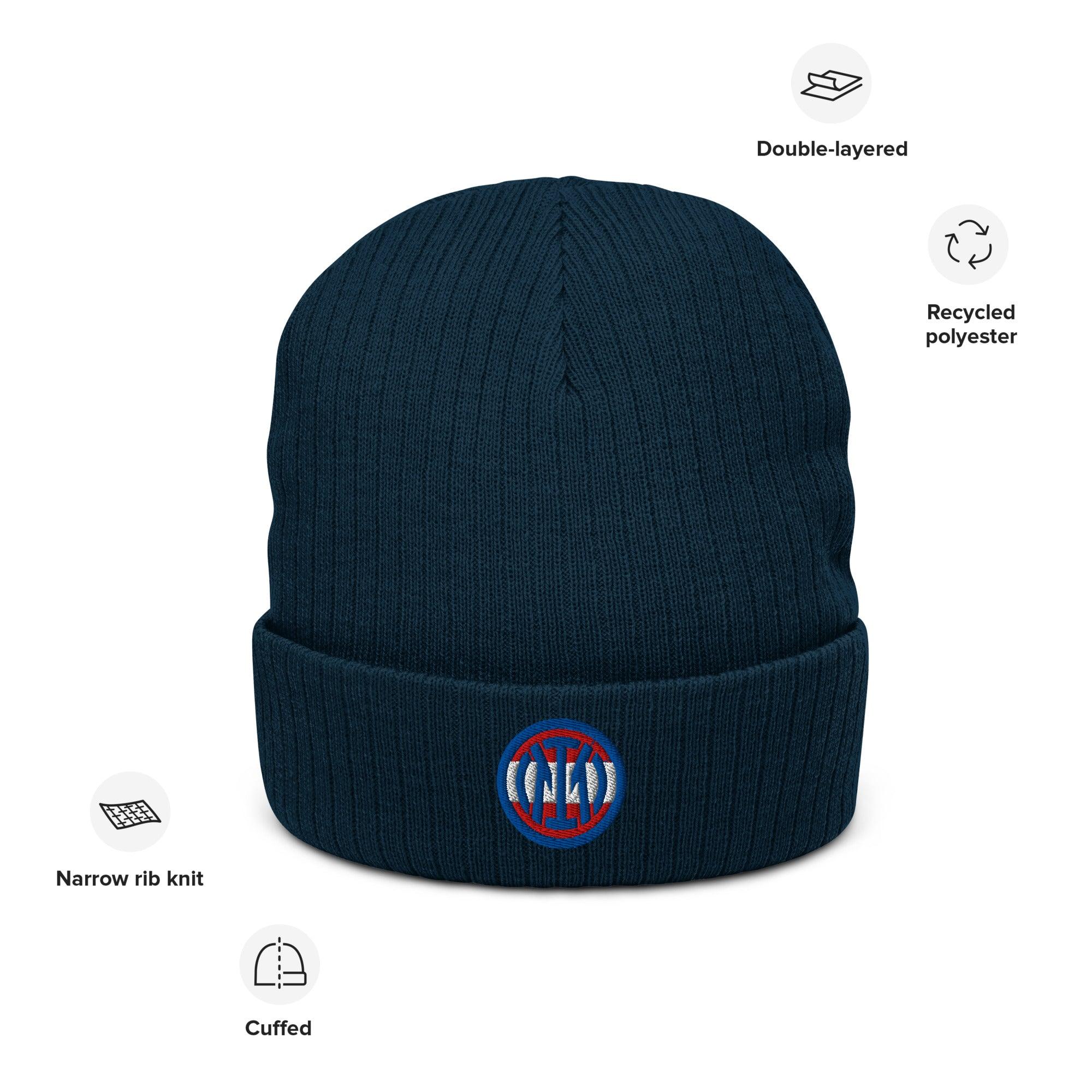 Dunkelblaue CREWILD Beanie mit Logo-Patch, doppellagig aus recyceltem Polyester.